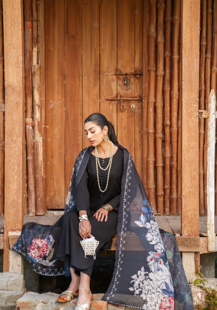 Raaya Noir – Luxury Lawn 3-Piece Suit (NLC-107)