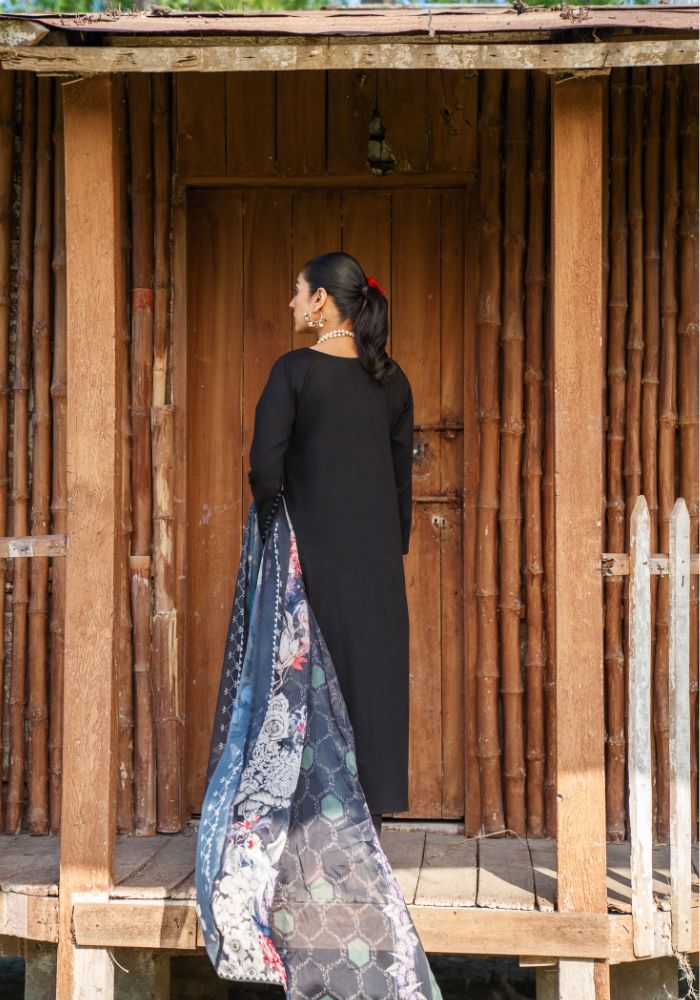 Raaya Noir – Luxury Lawn 3-Piece Suit (NLC-107-PK)