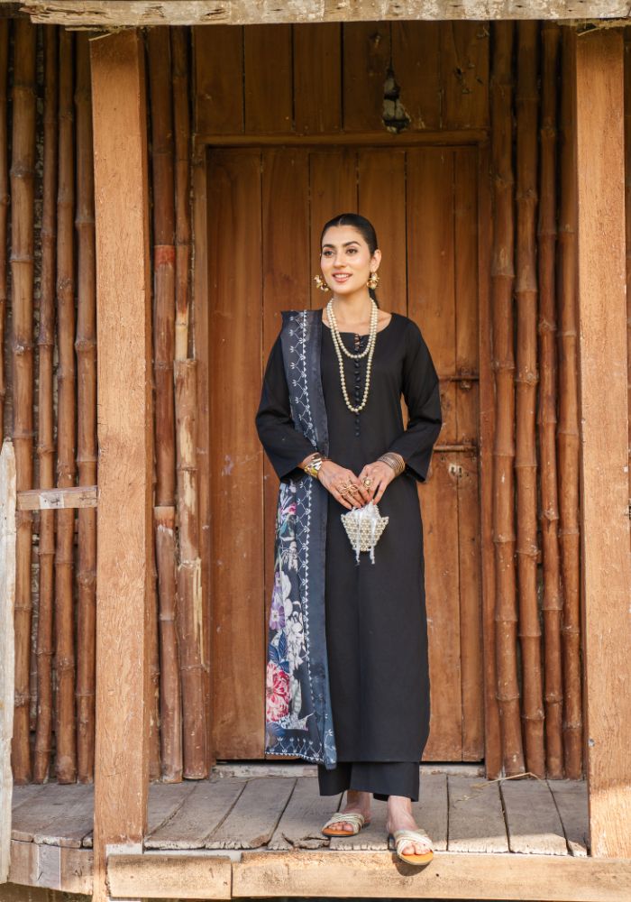 Raaya Noir – Luxury Lawn 3-Piece Suit (NLC-107)